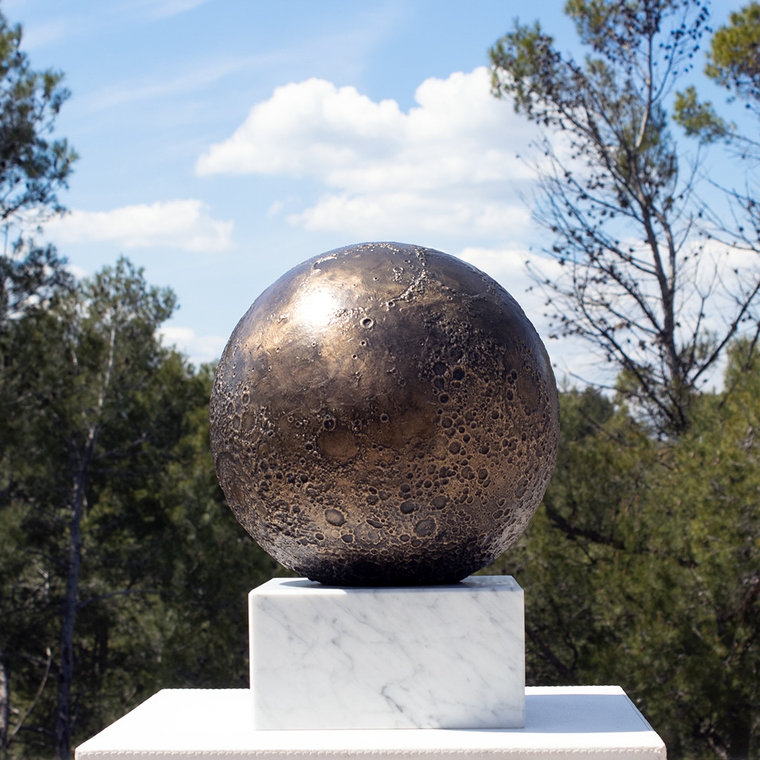 Luna bronze par Erol, une lune parfaitement réaliste pour l'éternité